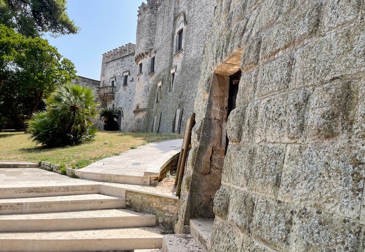 Carovigno, Castello Dentice di Frasso di Carovigno #01 (1101 visits) Carovigno, Castello Dentice di Frasso di Carovigno #01